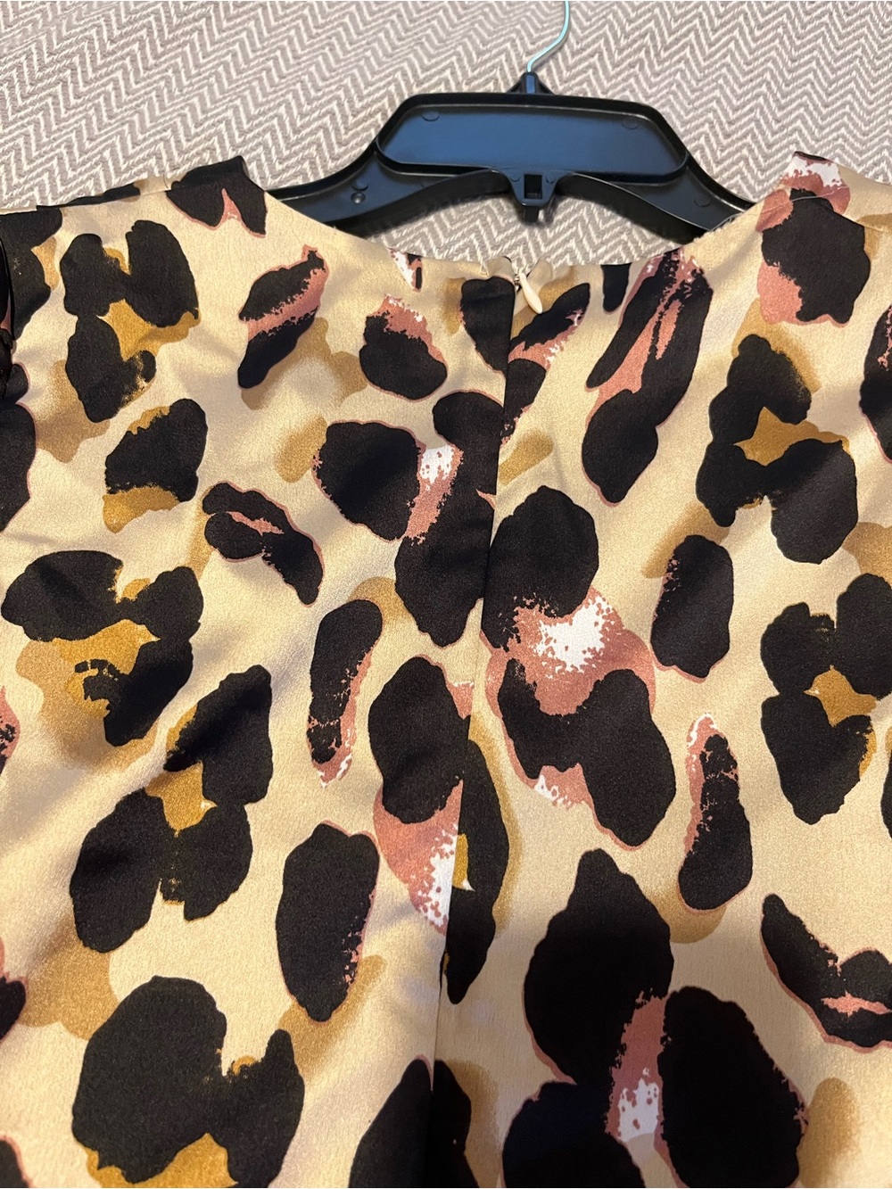 KARLIE Leopard Print Puff Sleeve Peplum Top. Zipper back. So cute! Large. - Picture 8 of 10
